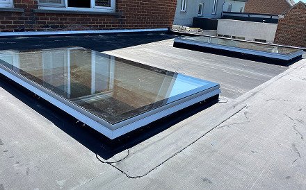 Afgewerkt platdakproject van Dakwerken VD met nette randafwerking.