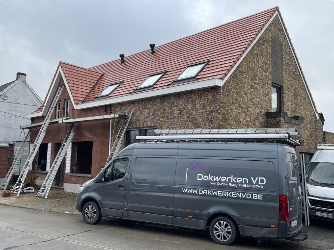 Sfeerbeeld bij het bedrijfsverhaal van Dakwerken VD, een afgewerkt dakproject van Rudy en Dylan.