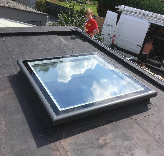 Woning met een afgewerkt oranje pannendak, gerealiseerd door Dakwerken VD.