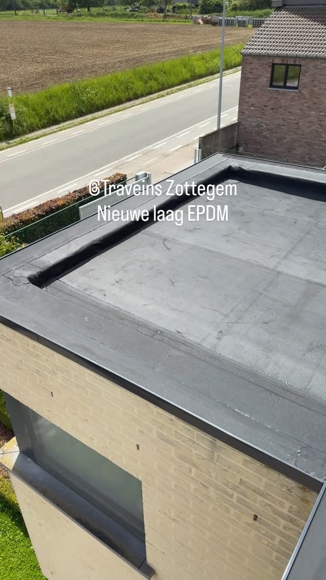 Dronefoto van een nieuw aangelegd zwart EPDM plat dak door Dakwerken VD.