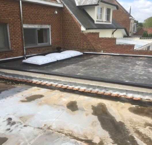 Groot plat EPDM-dak met lichtkoepel, een realisatie van Dakwerken VD.