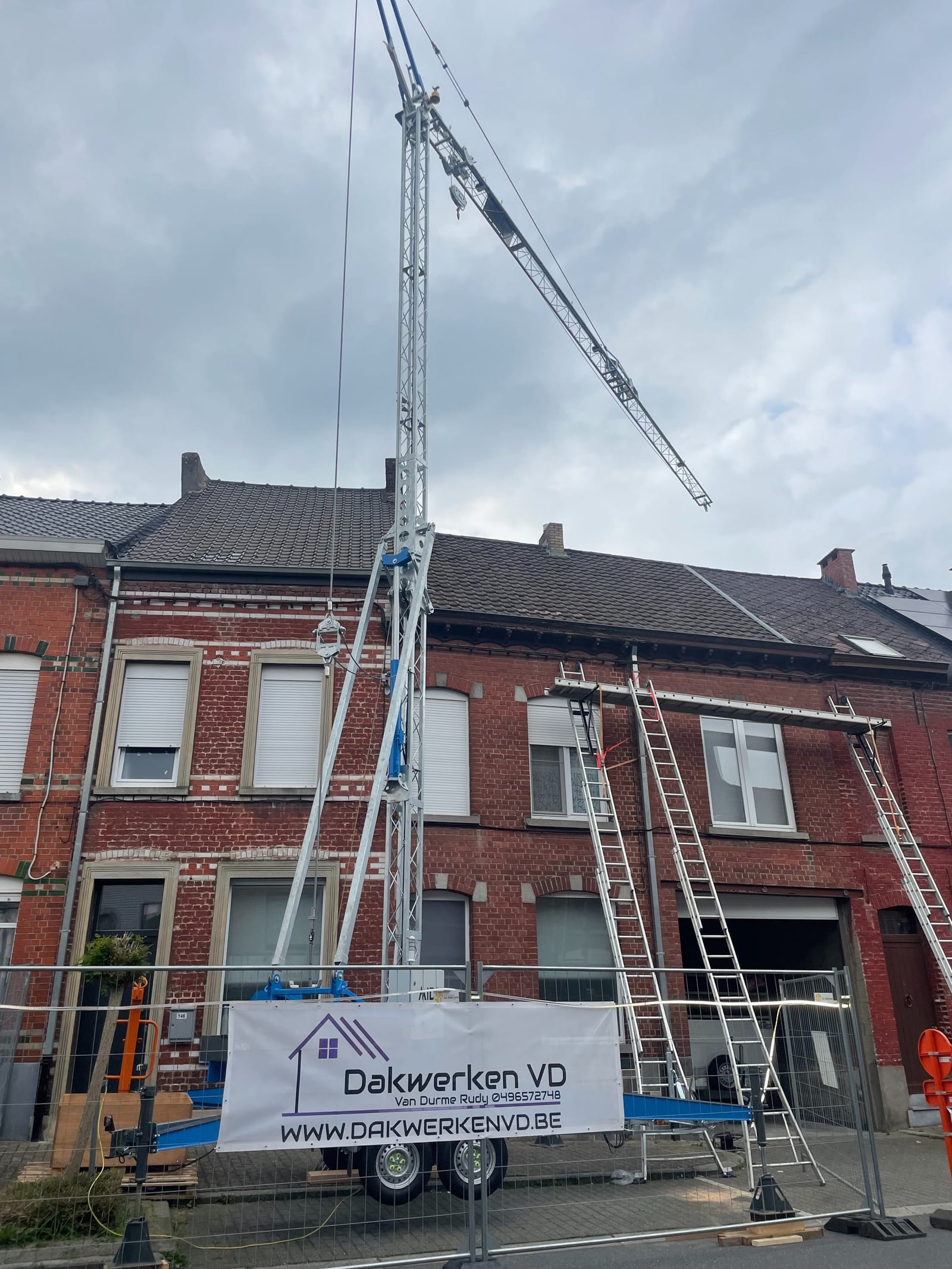 Detailbeeld van een geplaatste zinken dakgoot door Dakwerken VD.