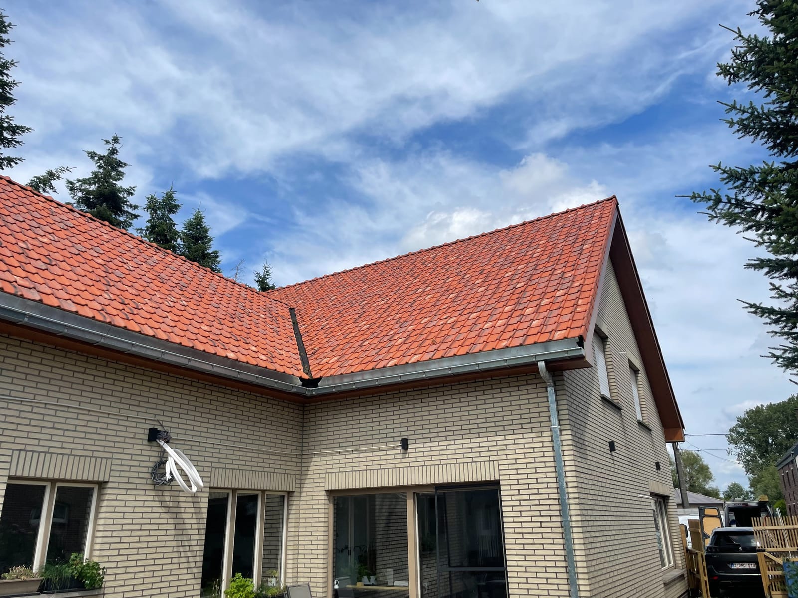 Verzorgd zinkwerk met dakgoot en afwerking door Dakwerken VD.